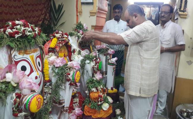 धमतरी-जगदीश मंदिर में 16 प्रकार की जड़ी बूटियों से तैयार काढ़ा का हुआ वितरण