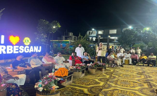 यूपीएससी परीक्षा में 17वां रैंक लाने वाले अविनाश कुमार और उसके माता-पिता को किया गया सम्मानित