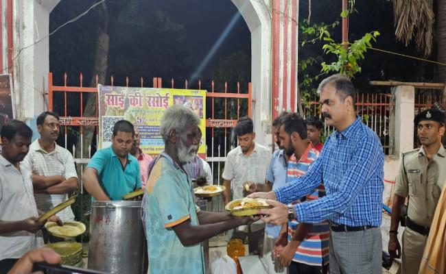जब अचानक साईं की रसोई आकर भोजन परोसने लगे आईपीएस विकास वैभव