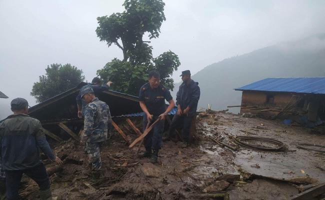नेपाल में भूस्खलन से एक परिवार के पांच सदस्यों की मौत