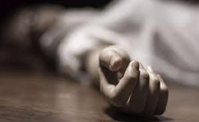 घर के अंदर से दो भाइयों कै सड़े गले शव बरामद