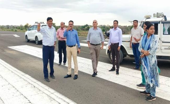 खरगोनः कलेक्टर ने देखी हेलीपेड की व्यवस्थाएं, जनप्रतिनिधियों के साथ की बैठक