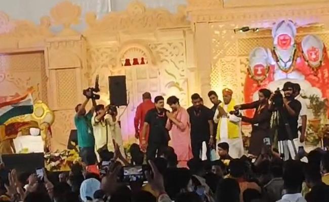 पं. धीरेंद्र शास्त्री के दिव्य दरबार में लगा आत्माओं का मेला! झूमते-नाचते पहुंची महिलाएं