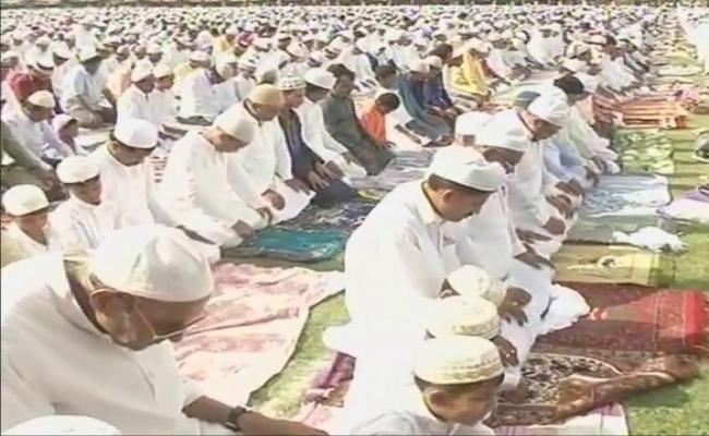 पटना के ऐतिहासिक गांधी मैदान में बकरीद की नमाज अदा की गई