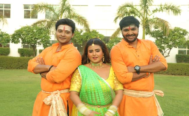 भोजपुरी फिल्म 'दुल्हिन नं. 1' की शूटिंग पूरी, सेट से फोटो वायरल