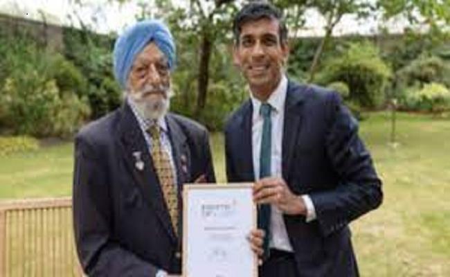द्वितीय विश्व युद्ध के अंतिम जीवित भारतीय मूल के सिख सैनिक को ब्रिटिश प्रधानमंत्री ने किया सम्मानित