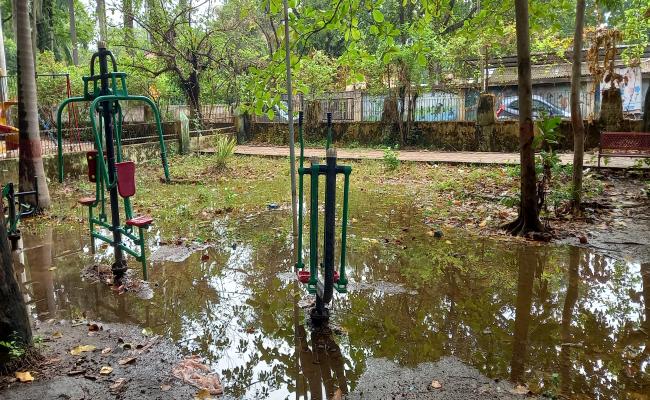 नेहरू गार्डन में भरा पानी, बच्चों व बड़ों को हो रही दिक्कतें