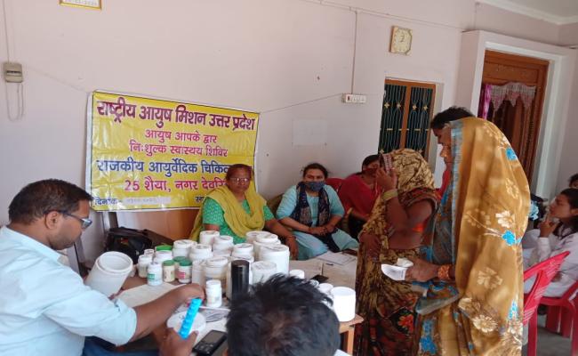 आरोग्य भारती ने राष्ट्रीय चिकित्सक दिवस लगाया स्वास्थ्य शिविर, बांटी दवाएं