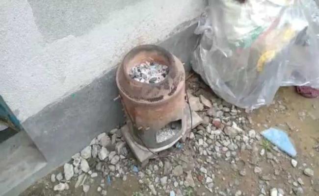 बंद कमरे में चूल्हा जलता छोड़ सोया परिवार, दम घुटने से एक की मौत