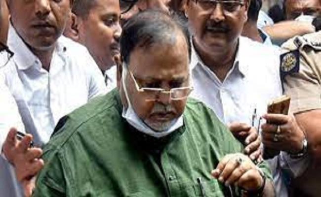 अंगूठी पहन कर कोर्ट में पेश हुए थे पार्थ, जेल अधीक्षक के खिलाफ लिखित शिकायत