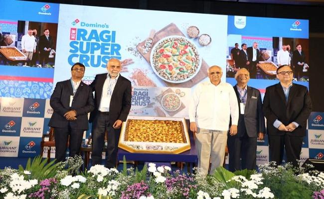 लॉन्चिंग कार्यक्रम में लोगों के समक्ष परोसा मिलेट्स पित्ज़ा