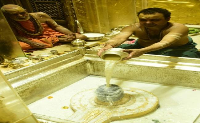 सावन माह के पहले दिन बाबा विश्वनाथ का श्रृंगार देख श्रद्धालु आह्लादित
