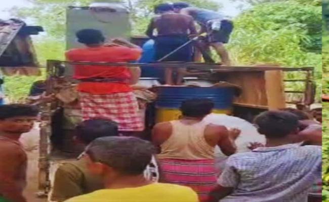 बीजापुर : नक्सली फरमान के बाद सीआरपीएफ जवानों के दो परिवार के 11 सदस्यों ने छोड़ा गांव