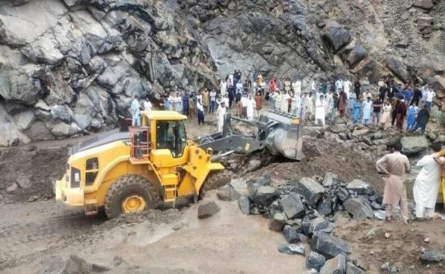 पाकिस्तान-चीन को जोड़ने वाला काराकोरम राजमार्ग कई जगह अवरुद्ध, दोनों छोरों पर हजारों वाहनों में लोग फंसे