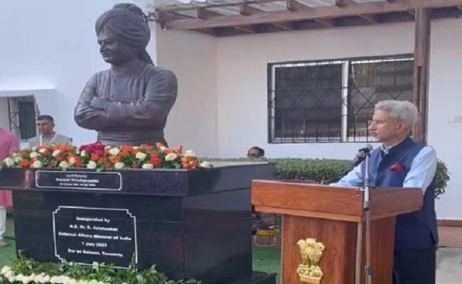 भारतीय विदेश मंत्री ने तंजानिया में किया स्वामी विवेकानंद की प्रतिमा का अनावरण
