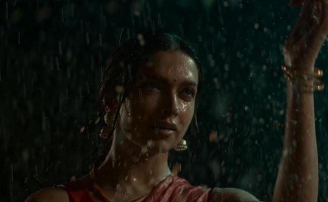 फिल्म 'जवान' के प्रीव्यू में साड़ी में एक्शन करती दिखीं दीपिका पादुकोण