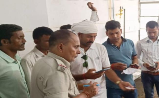 प्रेमी के घर प्रेमिका ने आकर जहर खाया