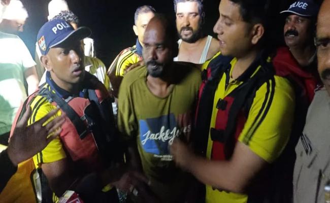 एसडीआरएफ ने पौड़ी में नदी में फंसे कार सवार व्यक्ति को बचाया, तीन की तलाश जारी