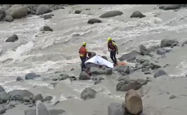 (उत्तराखंड) ..पौड़ी में नदी में फंसे एक कार सवार काे बचाया और एक का शव बरामद, अन्य की तलाश जारी