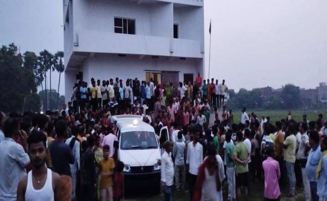 नवादा में कैदी वाहन की टक्कर से रिक्शा चालक की मौत ,घंटों सड़क जाम