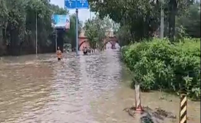दिल्ली में लगातार बढ़ रहा यमुना का जलस्तर, आसपास के इलाकों में पहुंचा पानी