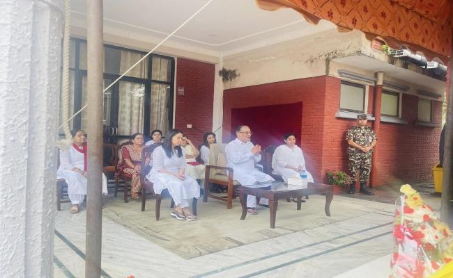 नेपाल के प्रधानमंत्री प्रचंड की पत्नी सीता दाहाल का हिंदू रीति-रिवाज से मृत्यु संस्कार नहीं किया गया