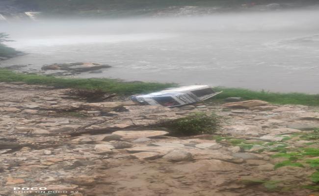 गंगोत्री-यमुनोत्री राष्ट्रीय राजमार्ग मलबा आने से अवरुद्ध, बड़ी संख्या में चारधाम यात्री फंसे