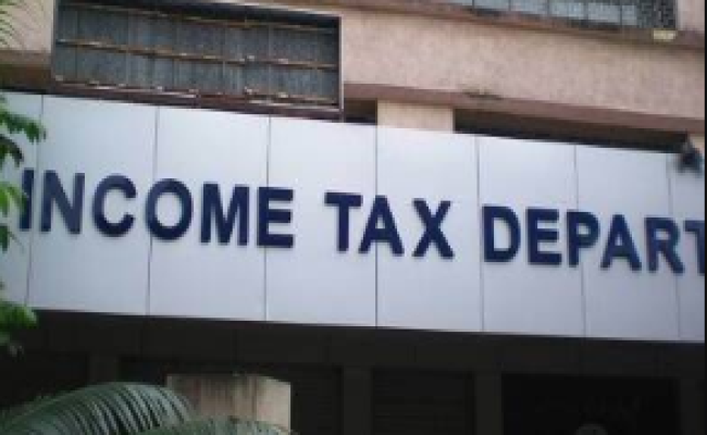 केंद्रीय आयकर विभाग की टीम ने इस्पात कारोबारी और रेलवे ठेकेदार के यहां दी दबिश