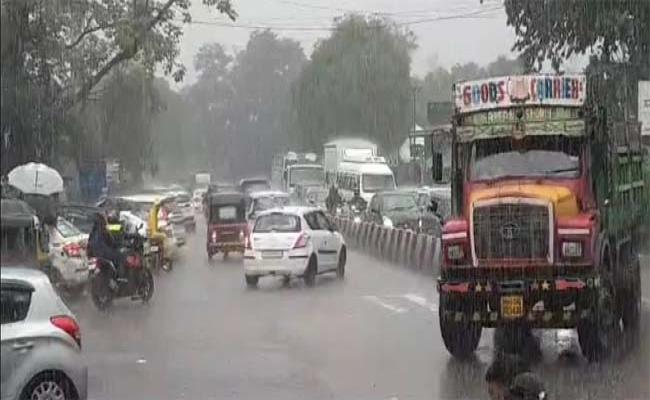 मुंबई समेत ठाणे में भारी बारिश से जनजीवन प्रभावित, लोकल ट्रेन लेट