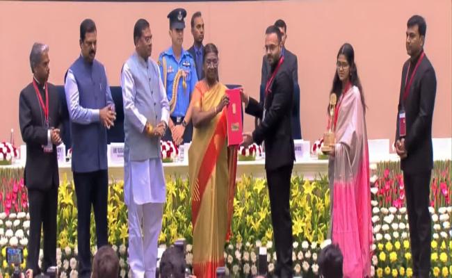 झारखंड के पश्चिमी सिंहभूम और लोहरदगा के उपायुक्तों को राष्ट्रपति के हाथों मिला भूमि सम्मान