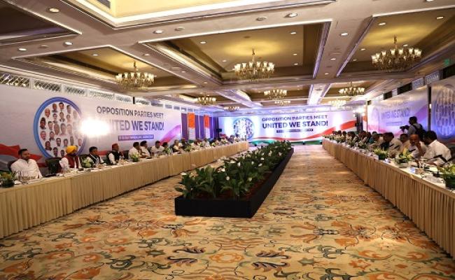 बेंगलुरु में विपक्ष की महाबैठक जारी, नेताओं ने भाजपा पर साधा निशाना