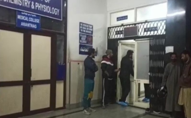 अनंतनाग में आतंकियों ने दो मजदूरों पर की फायरिंग, अस्पताल में भर्ती