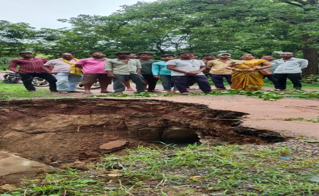 सोंढूर के डामर रोड में मिट्टी डालने से राहगीर हो रहे परेशान