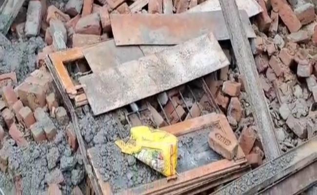 मकान का लिंटर गिरा, एक ही परिवार के चार लोगों की मौत