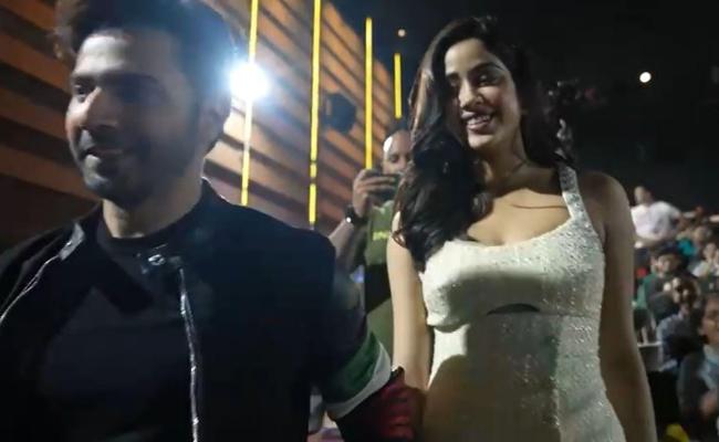 फिल्म 'बवाल' की स्पेशल स्क्रीनिंग पर फैंस ने लुटाया प्यार