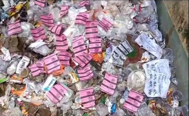 अब बादुड़िया में मतगणना केंद्र के बाहर मिले मतपत्र