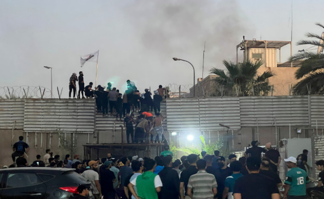 बगदाद में स्वीडन दूतावास पर हमला कर प्रदर्शनकारियों ने लगाई आग