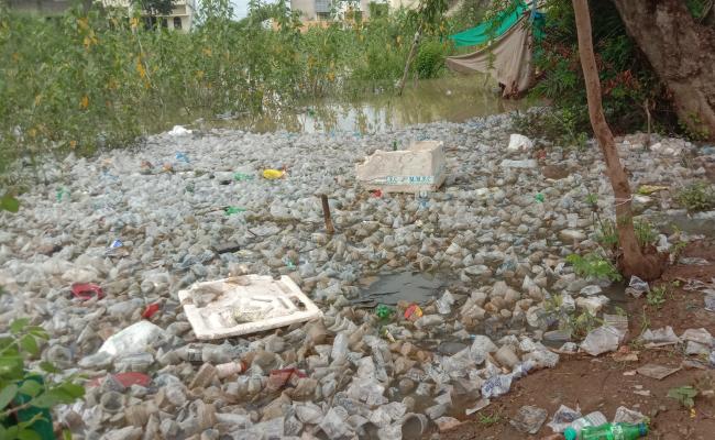 सिंगल यूज प्लास्टिक से नालियां हो रही जाम