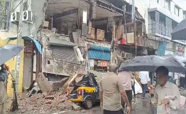 मुंबई के भायंदर में तीन मंजिला इमारत गिरी, चार घायल