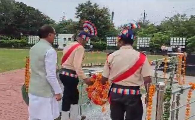 भोपाल: कारगिल विजय दिवस पर शौर्य स्मारक पहुंचे शिवराज, शहीदों को दी श्रद्धांजलि