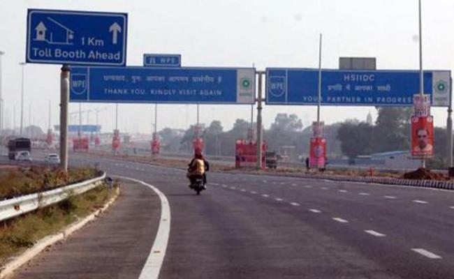 केएमपी पर कैंटर ने कार को मारी टक्कर, दंपत्ति व दो बच्चों की मौत