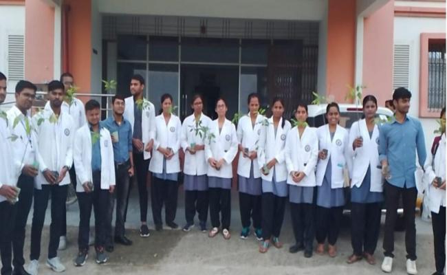 हरियाली मिशन को लेकर नर्सिंग के प्रशिक्षुओं ने किया पौधरोपण