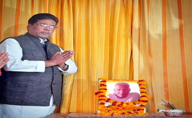 स्वतंत्रता सेनानी ब्रजनंदन लाल कर्ण की पुण्यतिथि पर जरूरतमंदों के बीच बांटा गया वस्त्र