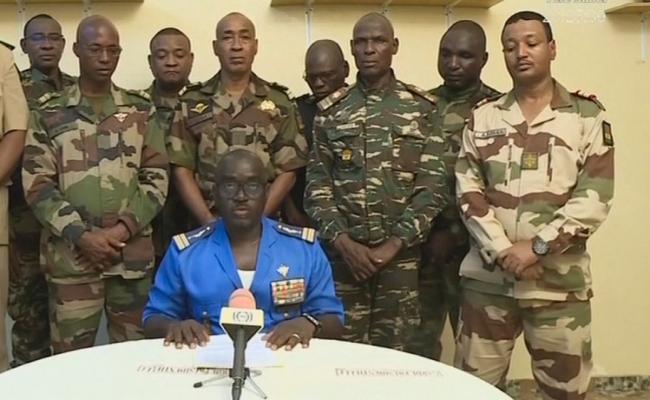 अफ्रीकी देश नाइजर में सेना ने किया तख्तापलट का दावा, राष्ट्रपति बज्म गिरफ्तार