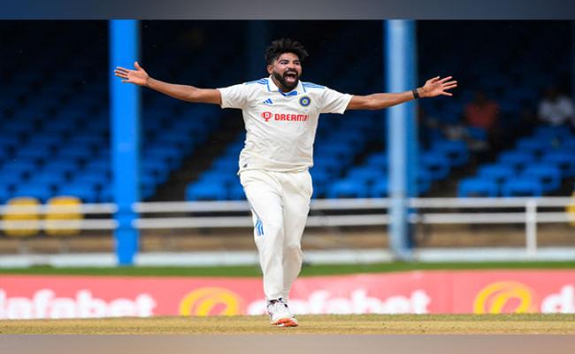 वेस्टइंडीज के खिलाफ एकदिनी श्रृंखला से आराम मिलने के बाद स्वदेश लौटे मोहम्मद सिराज