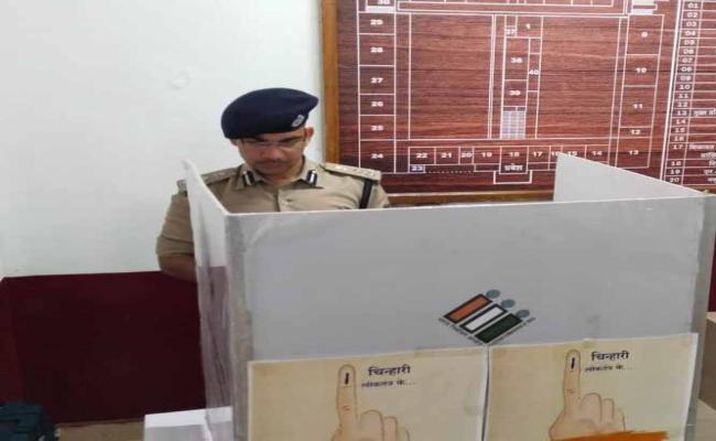 मतदाता जागरूकता शिविर में कलेक्टर व एसपी ने किया प्रतीकात्मक मतदान