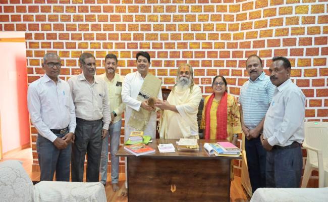 महापौर ढेबर ने महंत रामसुन्दर दास से लिया आशीर्वाद