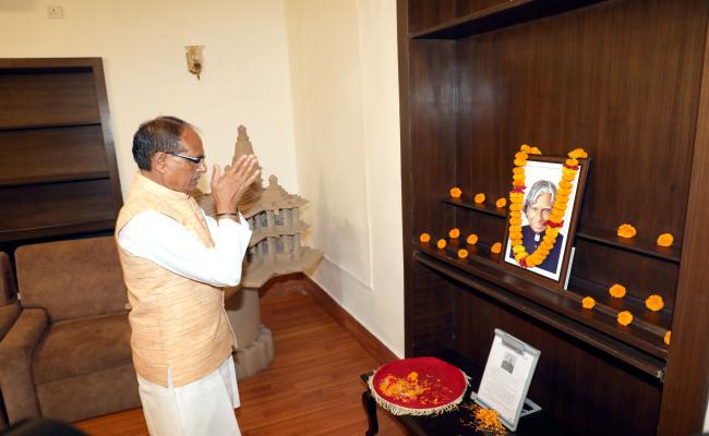 मप्रः मुख्यमंत्री शिवराज ने पूर्व राष्ट्रपति भारत रत्न डॉ. कलाम को पुण्य-तिथि पर किया नमन