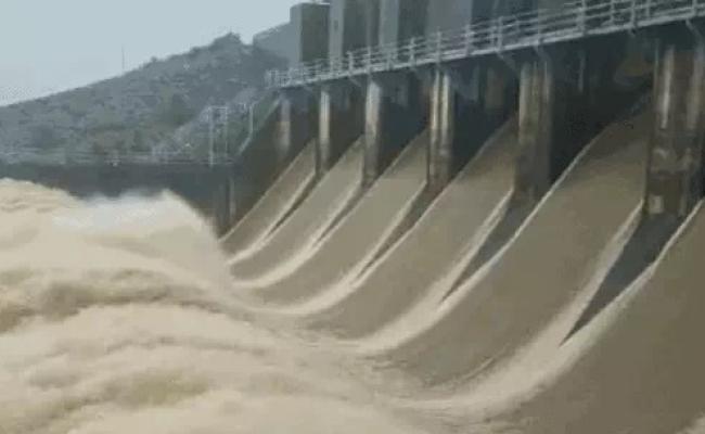 म.प्र.: राजधानी भोपाल में तेज बारिश, मुलताई में चैक डैम फूटा