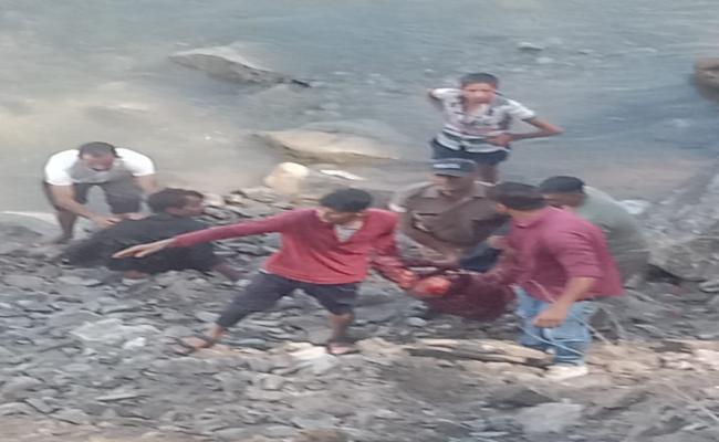 हिमाचल की एक कार कमल नदी में समाई, दो लोग गंभीर घायल